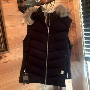 Women’s black Descente vest with fur hood